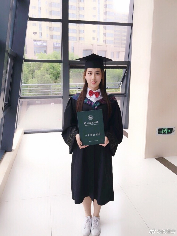 女学生毕业亲校长：每年都有想亲校长都没成功 这次我圆满了