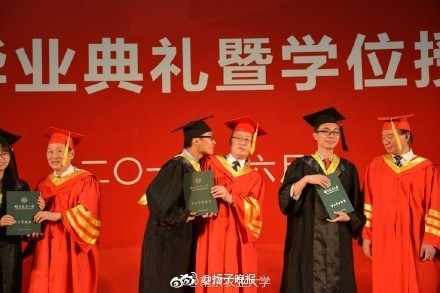 女学生毕业亲校长：每年都有想亲校长都没成功 这次我圆满了