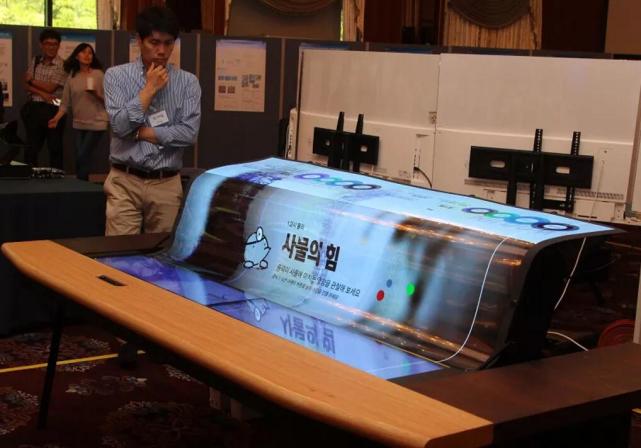 软得像瀑布:LG推世界首款柔性透明OLED屏幕