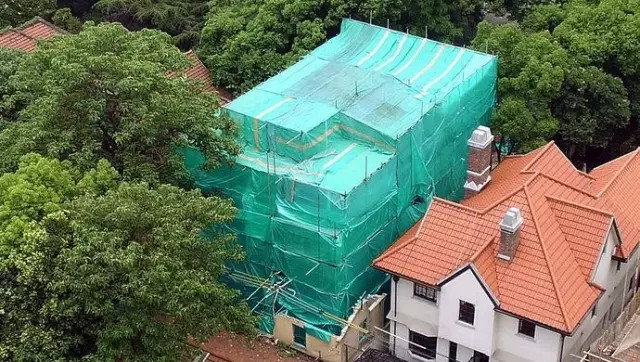 上海巨鹿路888号现场已被绿色网布围起