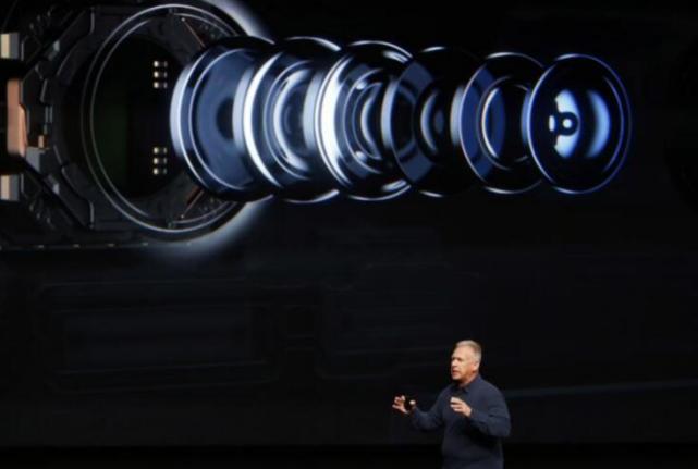 智东西晚报：LG推世界首款柔性OLED屏 亚马逊拟构建巨大无人机塔
