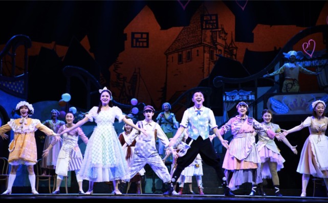 冒雨热演 家庭音乐剧《想变成人的猫》登陆京