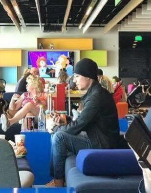 霍建华现身机场免税店 为老婆女儿选礼物