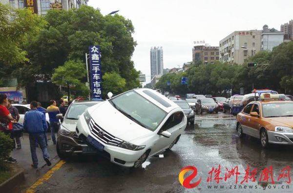 株洲一小车 跃 骑上越野车引擎盖 险些发生侧翻