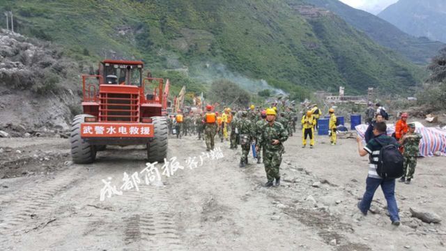 四川茂县垮塌现场或有二次滑坡 救援人员紧急撤离（组图） - 3