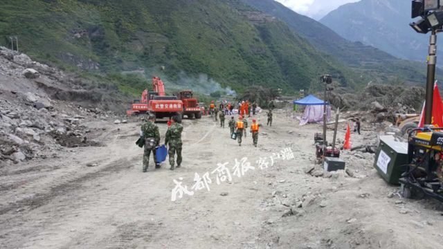 四川茂县垮塌现场或有二次滑坡 救援人员紧急撤离（组图） - 4