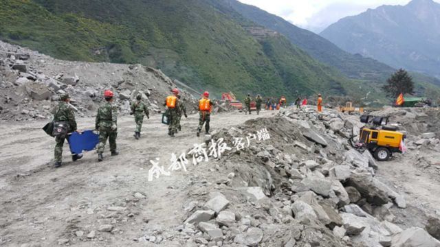 四川茂县垮塌现场或有二次滑坡 救援人员紧急撤离（组图） - 5