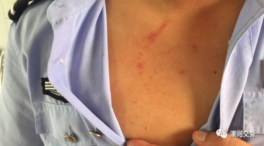 漯河交警正设卡检查 一男子突然卡住交警脖子