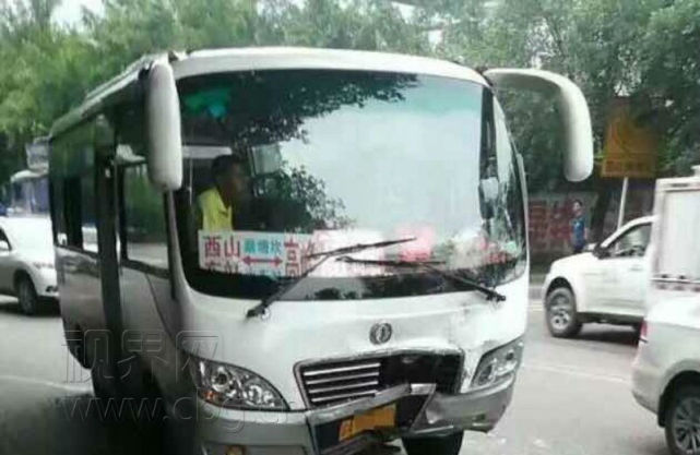 重庆一小车撞上中巴车 车身严重扭曲玻璃破裂