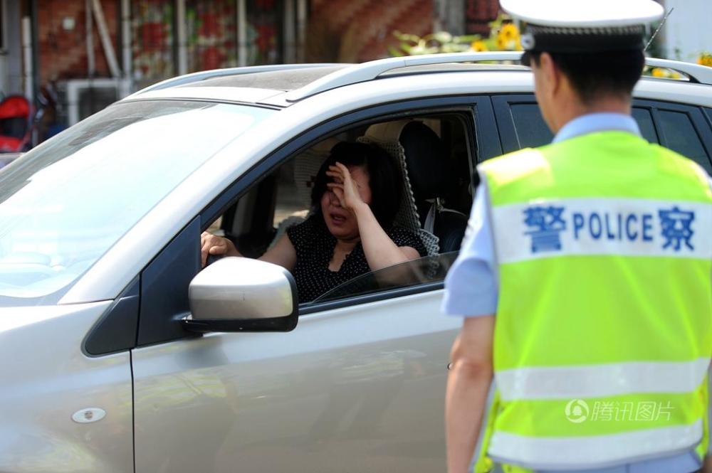 女司机拒配合执法 遭警察喷辣椒水制服2017.6.28 - fpdlgswmx - fpdlgswmx的博客 女司机拒配合执法 遭警察喷辣椒水制服2017.6.28 - fpdlgswmx - fpdlgswmx的博客