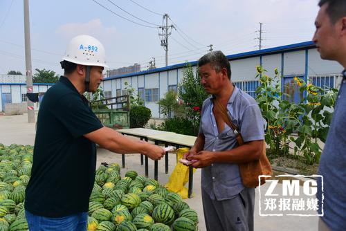 瓜农夜宿街头钱被盗 郑州市民伸援手高价买瓜