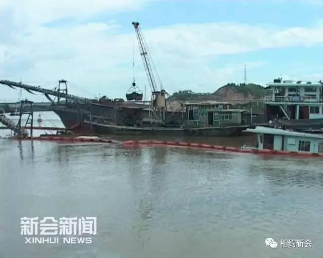 江门一货船在河道搁浅进水 河面只剩一半驾驶