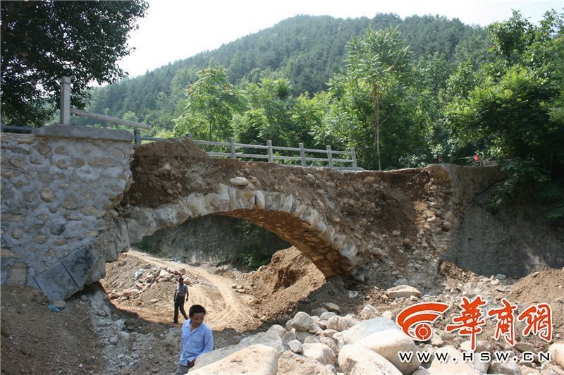 陕西一村庄建慈善便民桥 建好2小时后塌了【图】