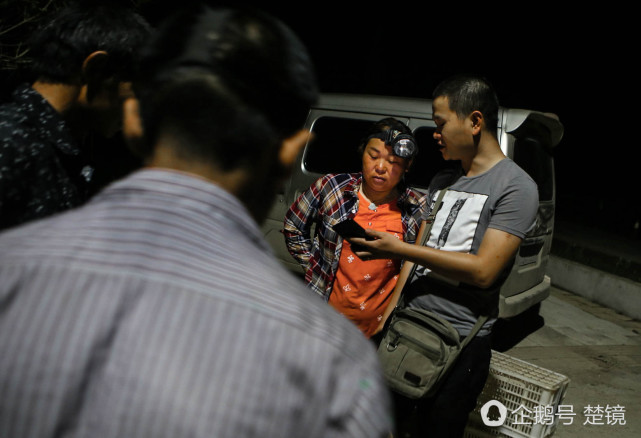 男子田间收小龙虾 3个月卖1000万