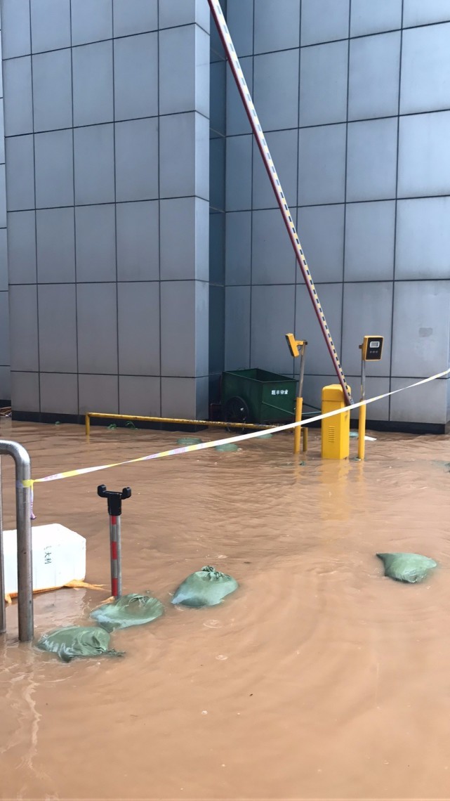 暴雨过后 长沙一地下停车场已被全部淹没