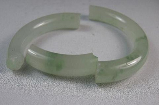 摔碎30万的手镯该赔多少?曾有类似案例只赔3