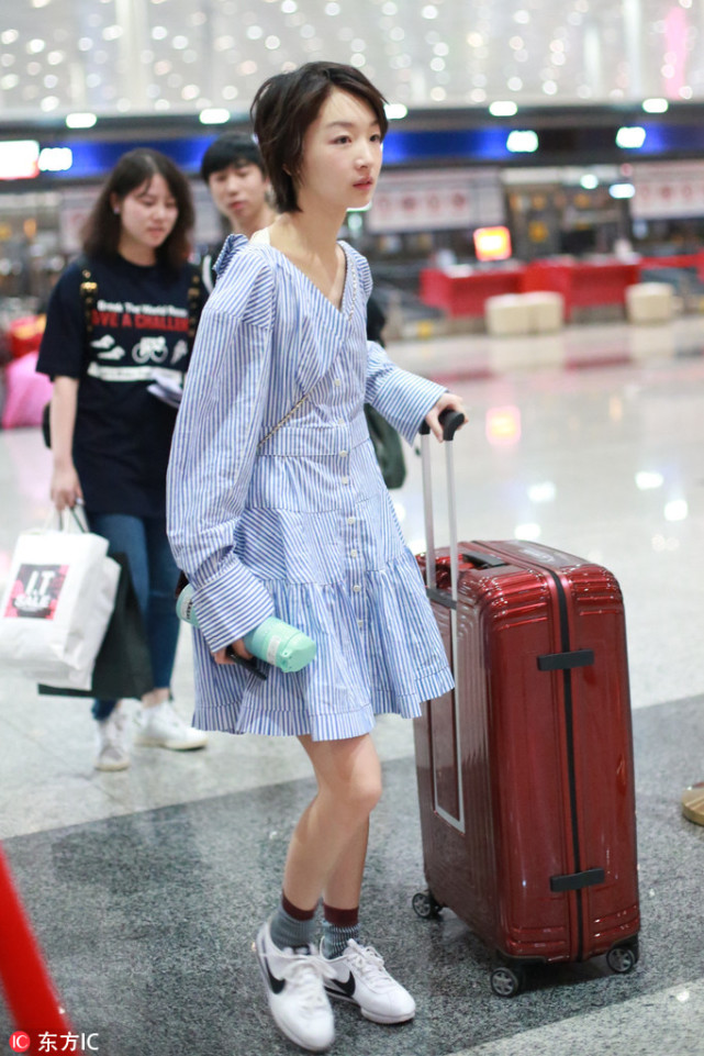 娱乐早报:周冬雨瘦成纸片人 王思聪女友晒毕业