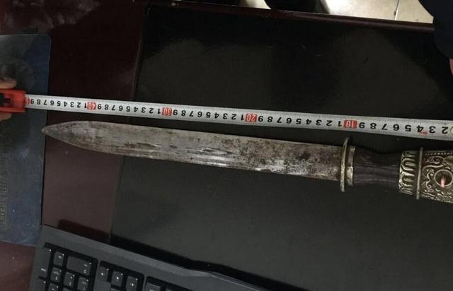 带刀大姐硬闯成都火车北站