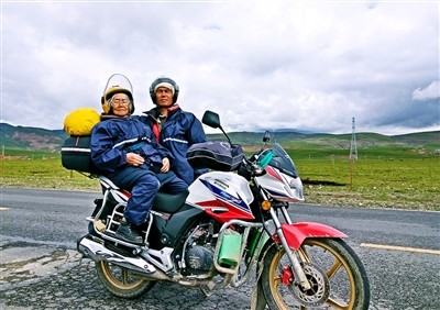 54岁男子骑车带84岁母亲游西藏：这是她最大的梦想