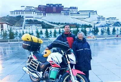 54岁男子骑车带84岁母亲游西藏：这是她最大的梦想