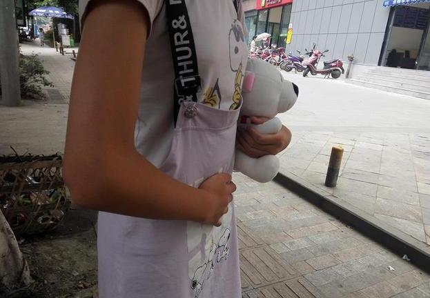 成都市民称女儿吃鸡排后身体异样 店家回应