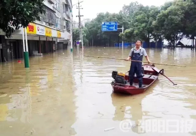 邵阳洪水中现 滴滴打船 司机 热心营救被困人员