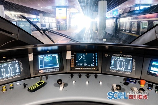 全国首列CRH3A型动车抵达成都 或投入西成客