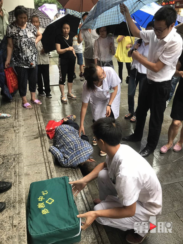 这位小伙子告诉你:这样的打伞姿势,最帅!