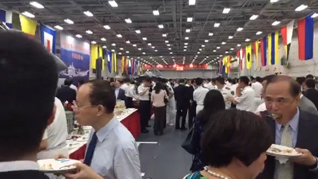 4000平米机库吃大餐,香港网友评论辽宁舰:真大
