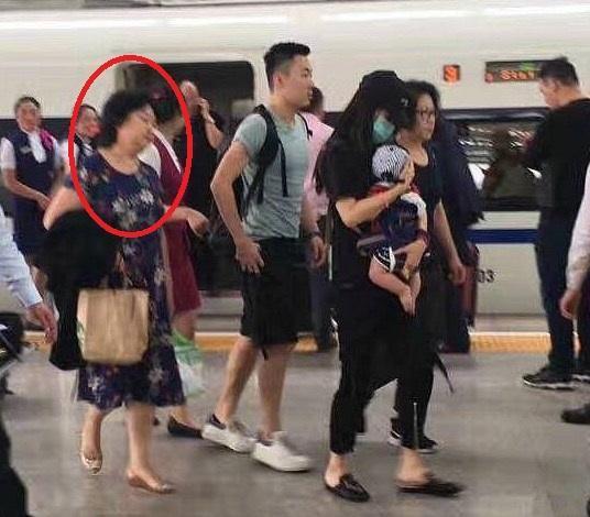 小海绵搂住妈妈很紧张,baby不会抱小孩姿势很