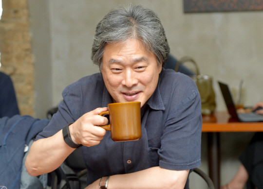 朴赞郁透露婚后前10年苦痛 写稿上节目只为赚钱