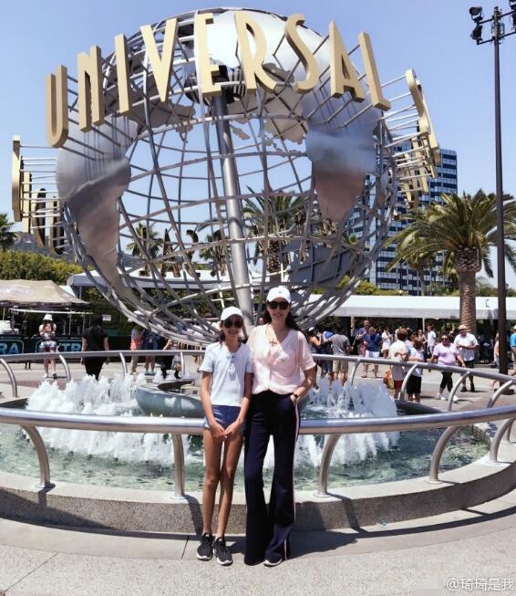 任达华12岁女儿遗传妈妈的好基因 长腿逆天了