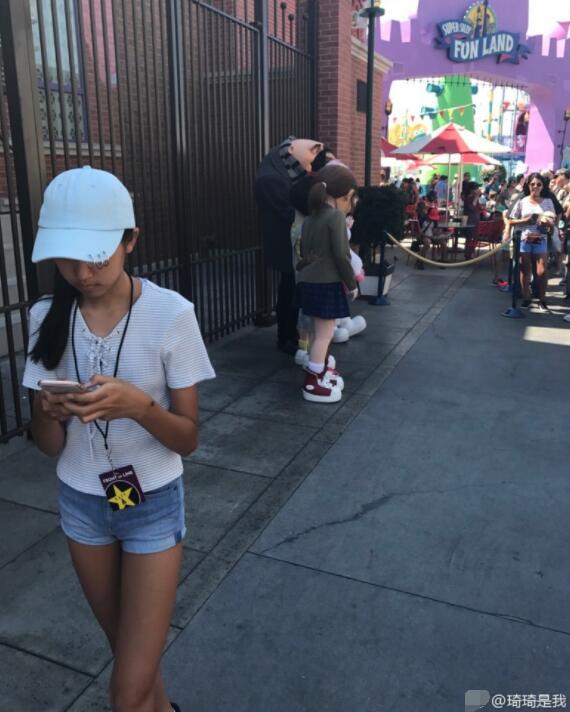 任达华12岁女儿遗传妈妈的好基因 长腿逆天了