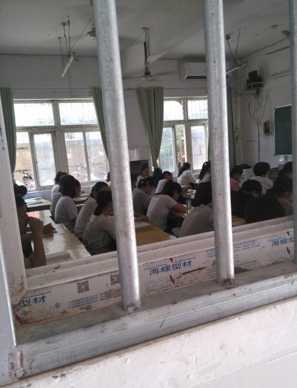 江西高一新生称刚录取就补课 教育厅:可投诉