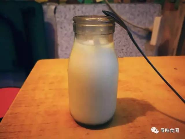 花花牛的玻璃瓶,酸奶冻得结结实实,一把长柄小圆勺,一小块防冻手的羊