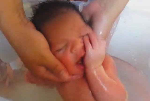 给新生儿洗澡，她还以为在妈妈肚子里，简直太可爱了！