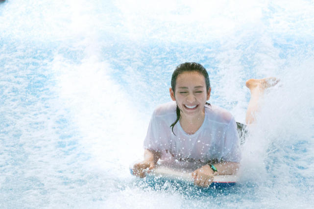 王鸥泰国冲浪花絮曝光 表情俏皮可爱好欢乐