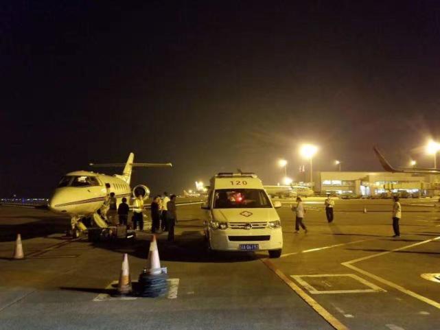 巴厘岛患病重庆女司机抵渝 医生会诊实施第一