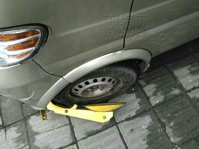 违章停车被锁竟自行武力拆除 结果惨了