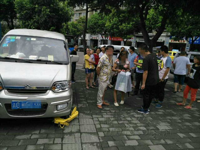 违章停车被锁竟自行武力拆除 结果惨了