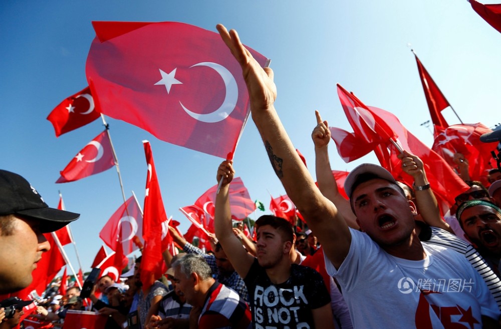 土耳其民众纪念军事政变一周年