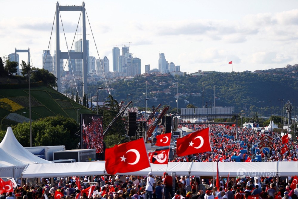 土耳其民众纪念军事政变一周年