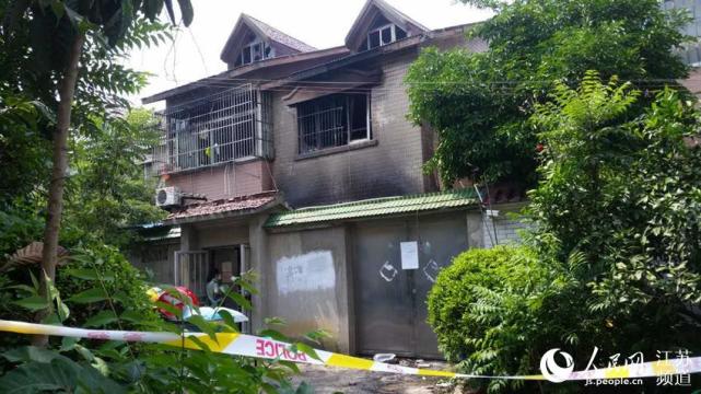 江苏常熟火灾事故现场拉起警戒线 警方取证调