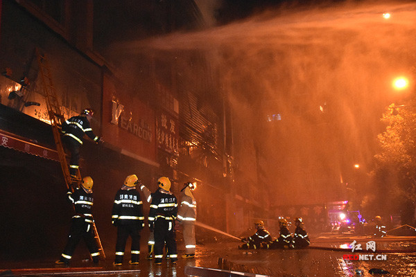 郴州北湖区富民轻纺市场起火 暂无人员伤亡报