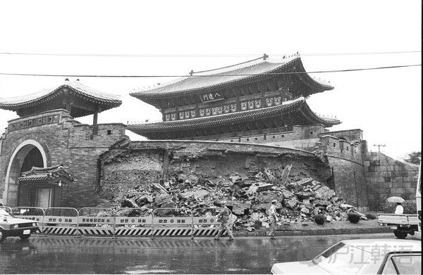 老照片：1987年的韩国，一代韩国伟人就此离世