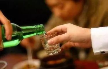 中国式酒局:劝你喝酒的人都看不起你!