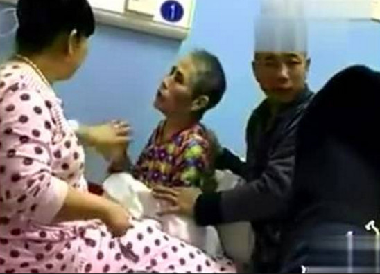 女子狂扇重病母亲:你快溜死吧_重病|你快|母亲