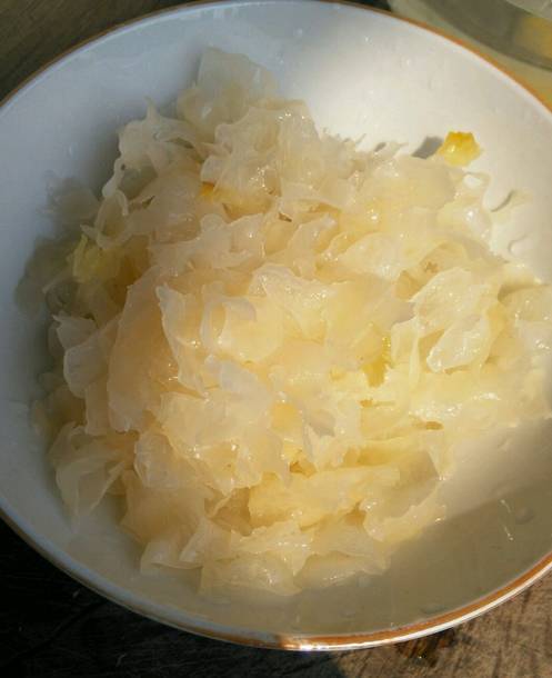 用白木耳煮出粘稠银耳羹,用黑木耳做出各种家常美肴,都非常简单