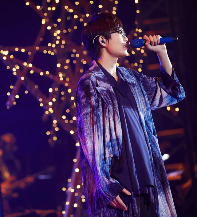 许嵩北京演唱会圆满落幕 戚薇带伤现身