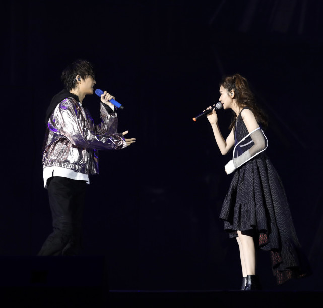 许嵩北京演唱会圆满落幕 戚薇带伤现身